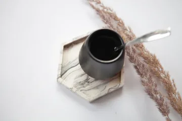 Koriukas puodelio padėkliukas PILKAS
