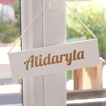 Pakabinama dvipusė medinė iškaba Atidaryta Uždaryta