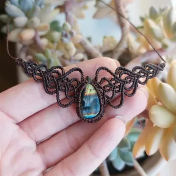 Macrame rankų darbo pakabutis su Labradoritu