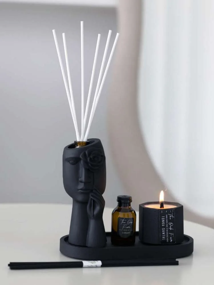 DOVANŲ RINKINYS: Rankų darbo figūrėlė „SHY" su juoda gėlyte, 2x20ml buteliukai su LUXURY aromatu, 45g žvakė Wonder Berries kvapo, gipsinis padėkliukas, 2 lazdelių komplektai
