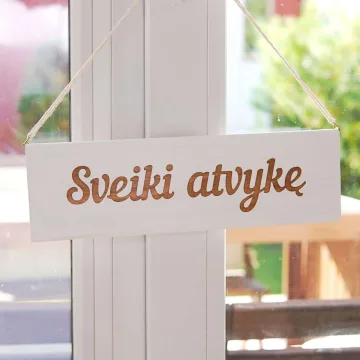 Pakabinama medinė lentelė iškaba Sveiki atvykę
