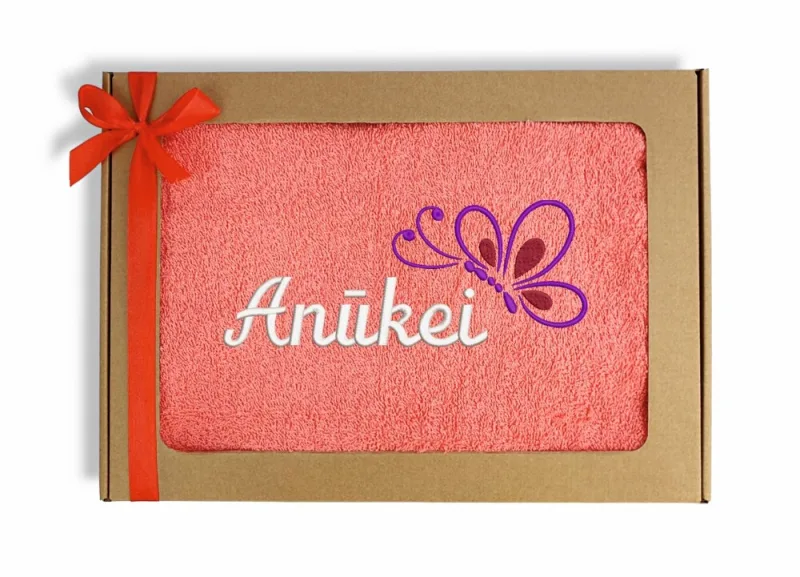 Siuvinėtas rankšluostis su drugeliu „Anūkei“