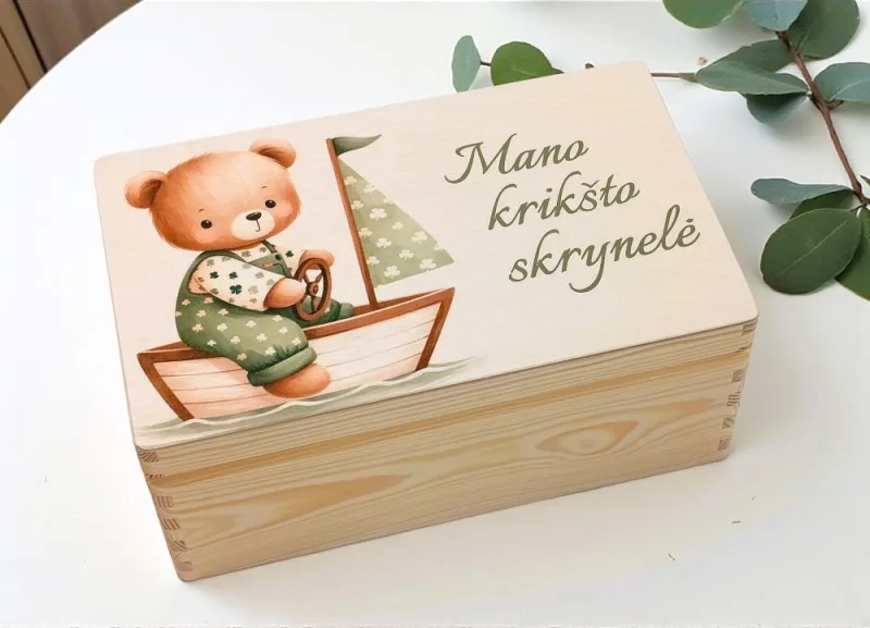 Medinė krikštadėžė su spauda „Meškiukas laive“