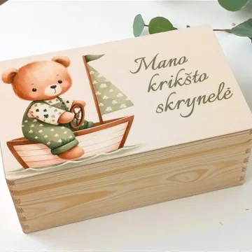 Medinė krikštadėžė su spauda „Meškiukas laive“