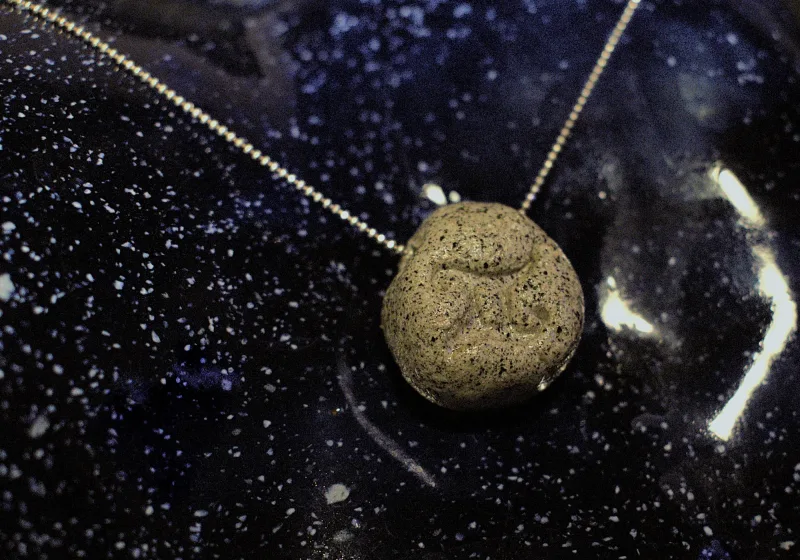 Rankų darbo keramikinis pakabukas „Zodiako ženklas dvyniai“ su sidabrine grandinėle