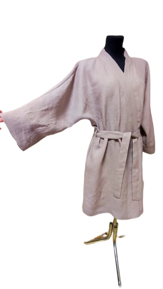 Lininis Chalatas 2XL - 4XL/Lininis Trumpas Susiaučiamas Chalatas su Kišenėmis ir Dirželiu/Komfortiškas Chalatas su Šaline Apykakle ir Kimono Rankovėmis/Lietuviškas Stilingas Lininis Chalatas