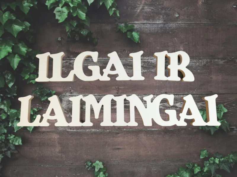 Pastatomi žodžiai „ILGAI IR LAIMINGAI“