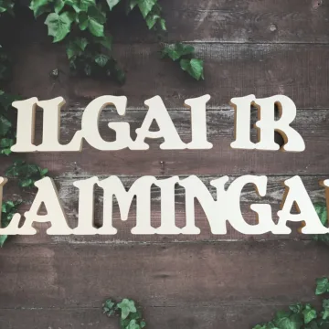 Pastatomi žodžiai „ILGAI IR LAIMINGAI“