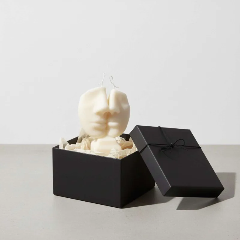 „ARTUMO SILUETAS“ – RANKŲ DARBO BIČIŲ IR SOJŲ VAŠKO ŽVAKĖ (18 CM)