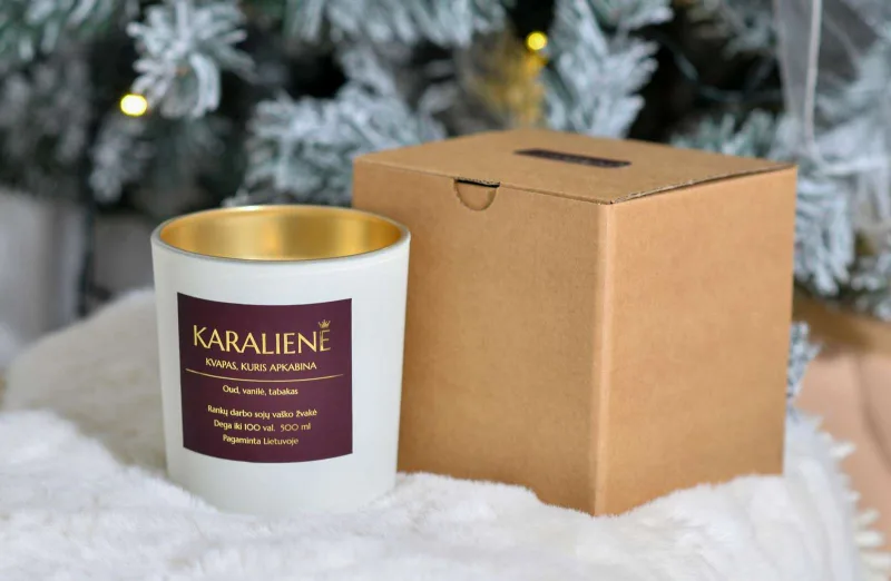 Rankų darbo sojų vaško žvakė „Karalienė“, 500 ml