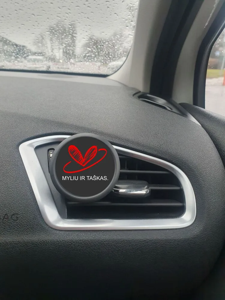 Auto kvapas į groteles „Myliu ir taškas.“