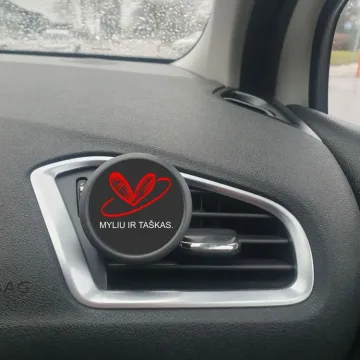 Auto kvapas į groteles „Myliu ir taškas.“