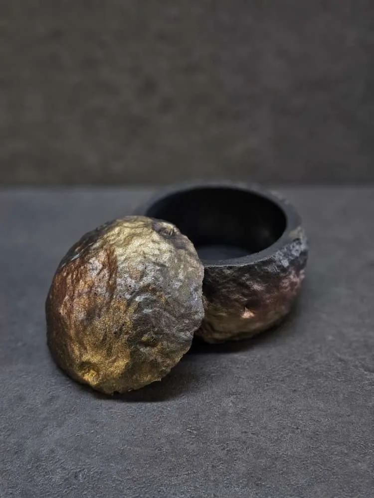 Rankų darbo dekoratyvinis betoninis indelis Meteoras juodas-auksas-bronza