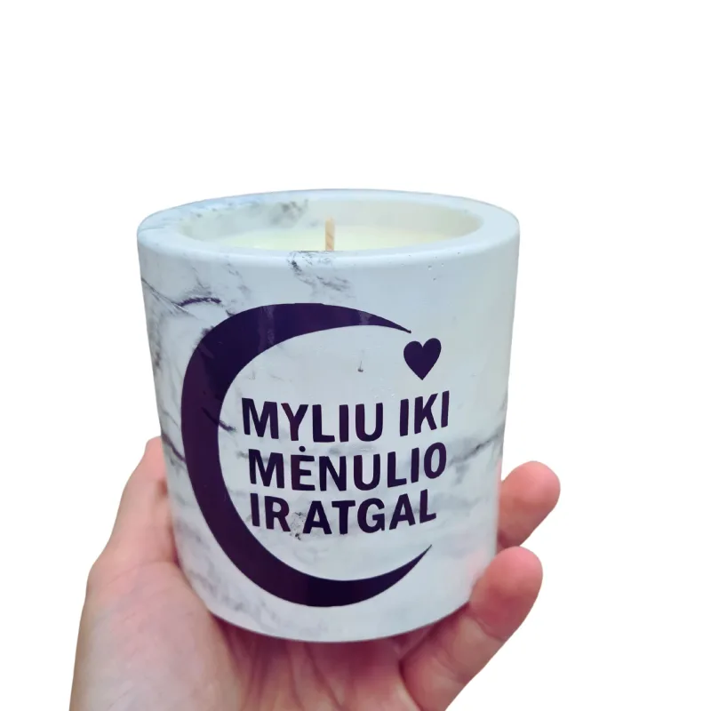 Dovana dėžutėje žvakė su užrašu Myliu iki mėnulio ir atgal
