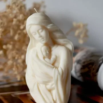 Rankų darbo sojų vaško žvakė "Madona su kūdikiu“