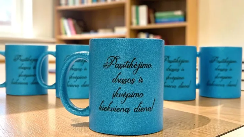 Standartinis puodelis su blizgučiu Mokytojai „Pasitikėjimo, drąsos“ (Glitter)