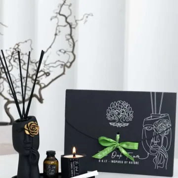 DOVANŲ RINKINYS: Rankų darbo figūrėlė „SHY" su auksine gėlyte, 2 x 20ml buteliukai su CHRISTMAS COOKIES aromatu,  45 g žvakė Wonder Berries kvapo, gipsinis padėkliukas, 2 lazdelių komplektai
