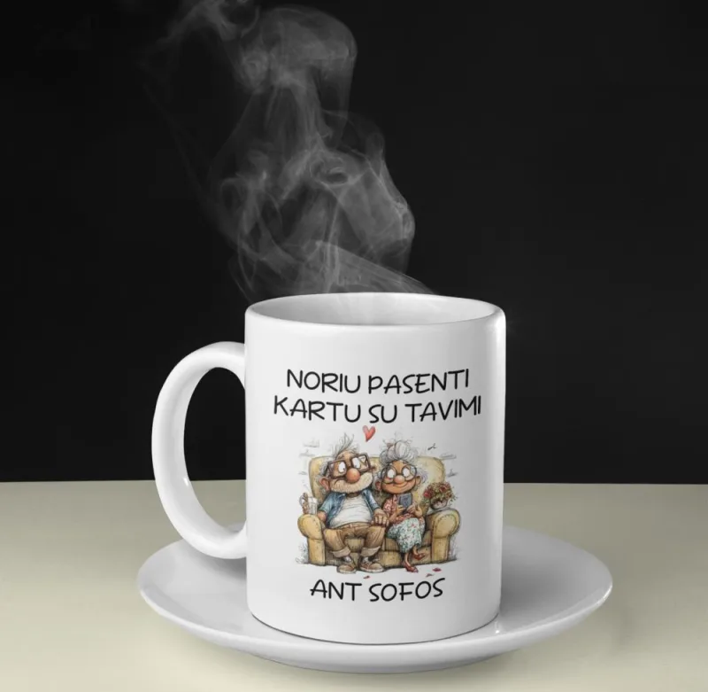 Standartinis puodelis „Noriu pasenti kartu su tavimi ant sofos“