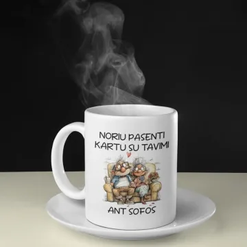 Standartinis puodelis „Noriu pasenti kartu su tavimi ant sofos“