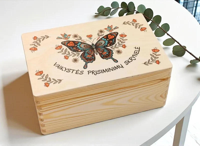 Medinė krikštadėžė su spauda „Vaikystės prisiminimų skrynelė“
