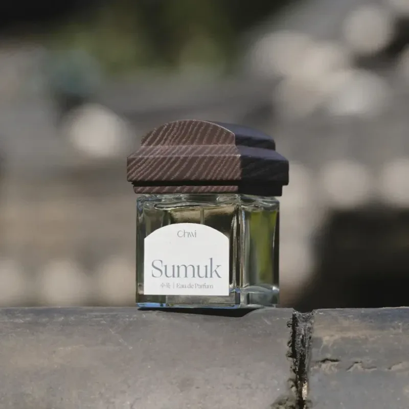 Chwi Sumuk Eau De Parfum Ink & Paper – kvepalai su pušies, smilkalų ir medienos natomis · 3