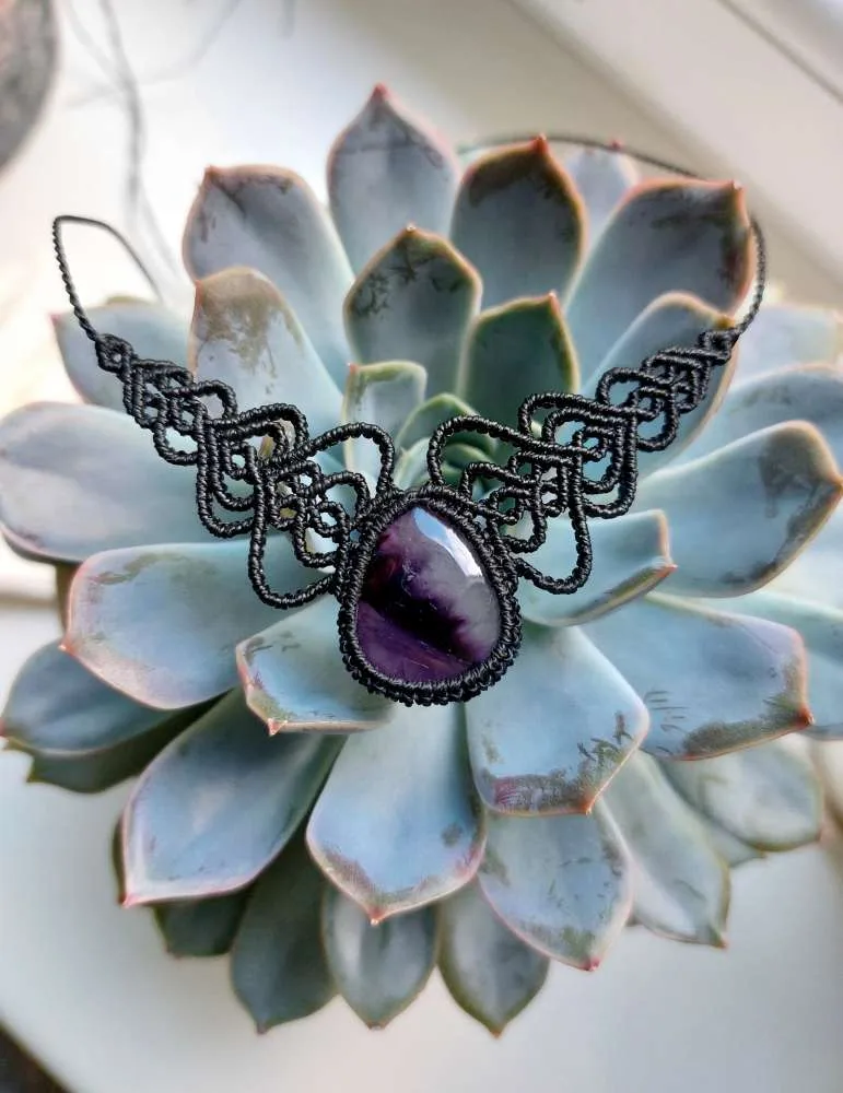 Macrame kaklo papuošalas