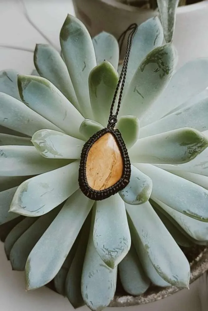 Macrame kaklo papuošalas