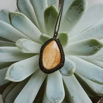 Macrame kaklo papuošalas