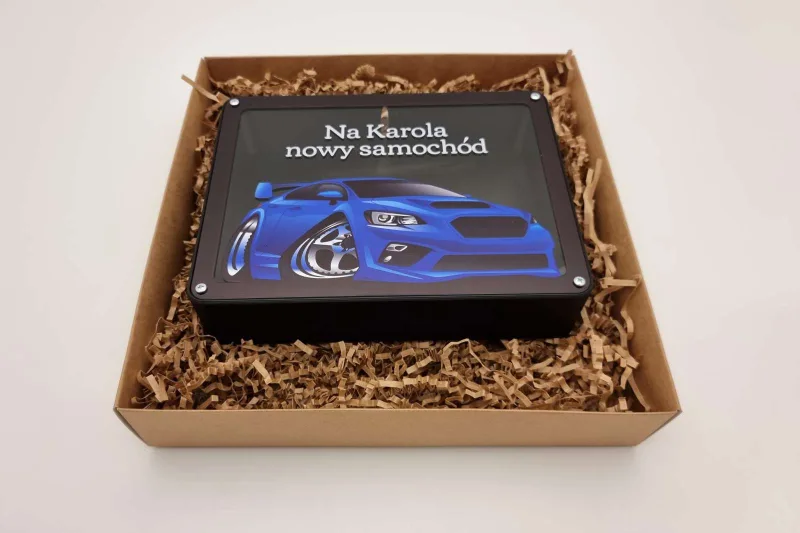 Vardinė taupyklė vaikams su mėlynu sportiniu automobiliu – Juoda