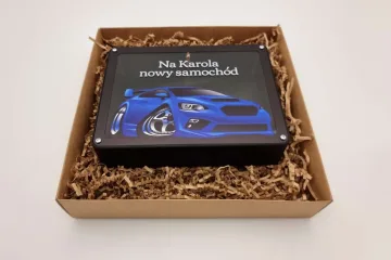 Vardinė taupyklė vaikams su mėlynu sportiniu automobiliu – Juoda