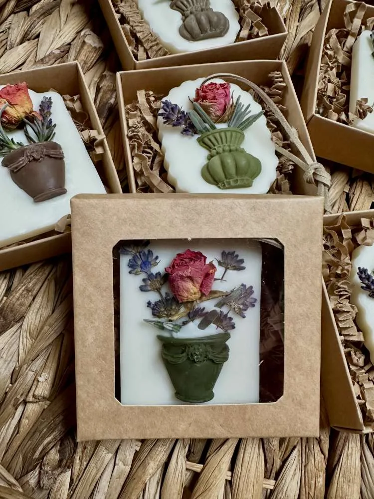 Rankų darbo botaninis vaško kvapukas „Levandų ir rožių harmonija“