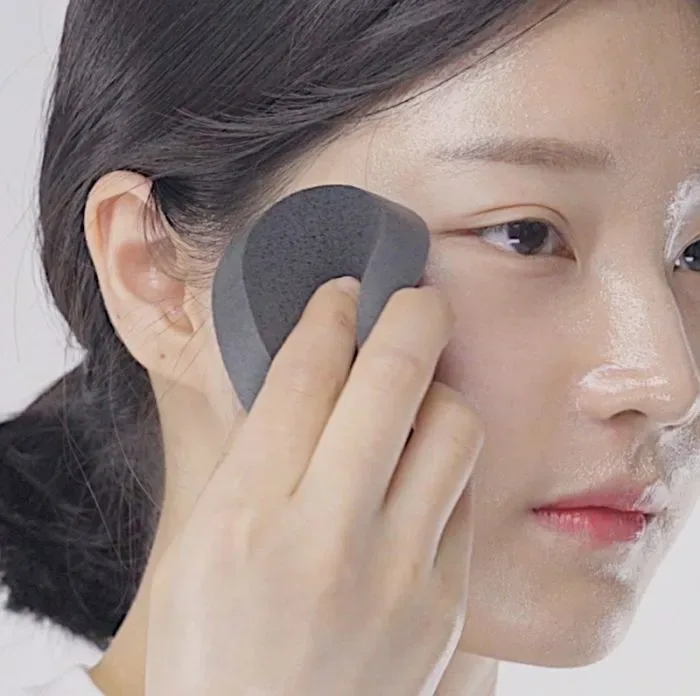Klairs Gentle Black Cleansing Puff – valomoji kempinėlė · 3
