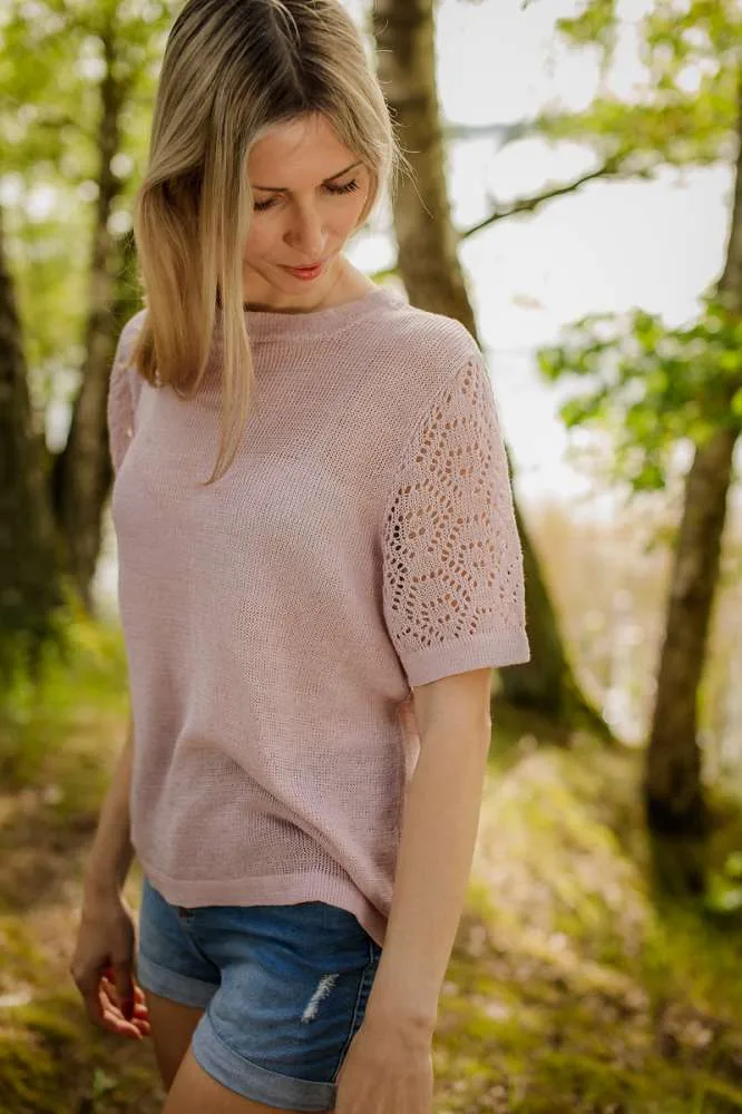 Romantiška lininė palaidinė su kiauraraščio rankovėmis ir apvaliu kaklu