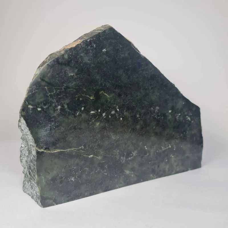 Masyvus serpantino akmuo su įpjovomis A0006