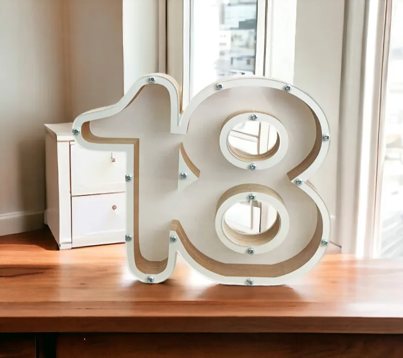 Balta, medinė taupyklė „Skaičius 18“ (Su norimu skaičiumi)