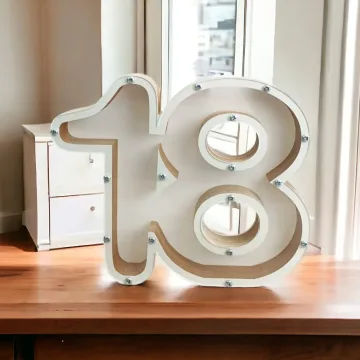 Balta, medinė taupyklė „Skaičius 18“ (Su norimu skaičiumi)