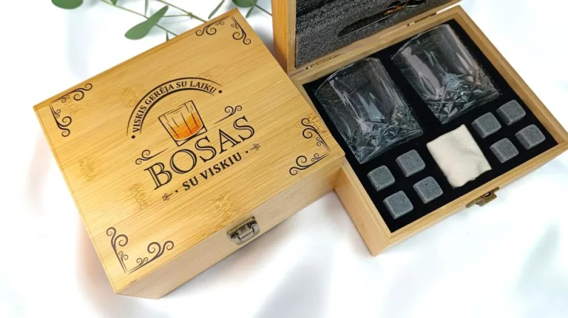 Prabangus viskio rinkinys dėžutėje Bosui „Viskis gerėja su laiku“
