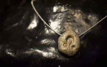 Rankų darbo keramikinis pakabukas „Zodiako ženklas liūtas" su sidabrine grandinėle