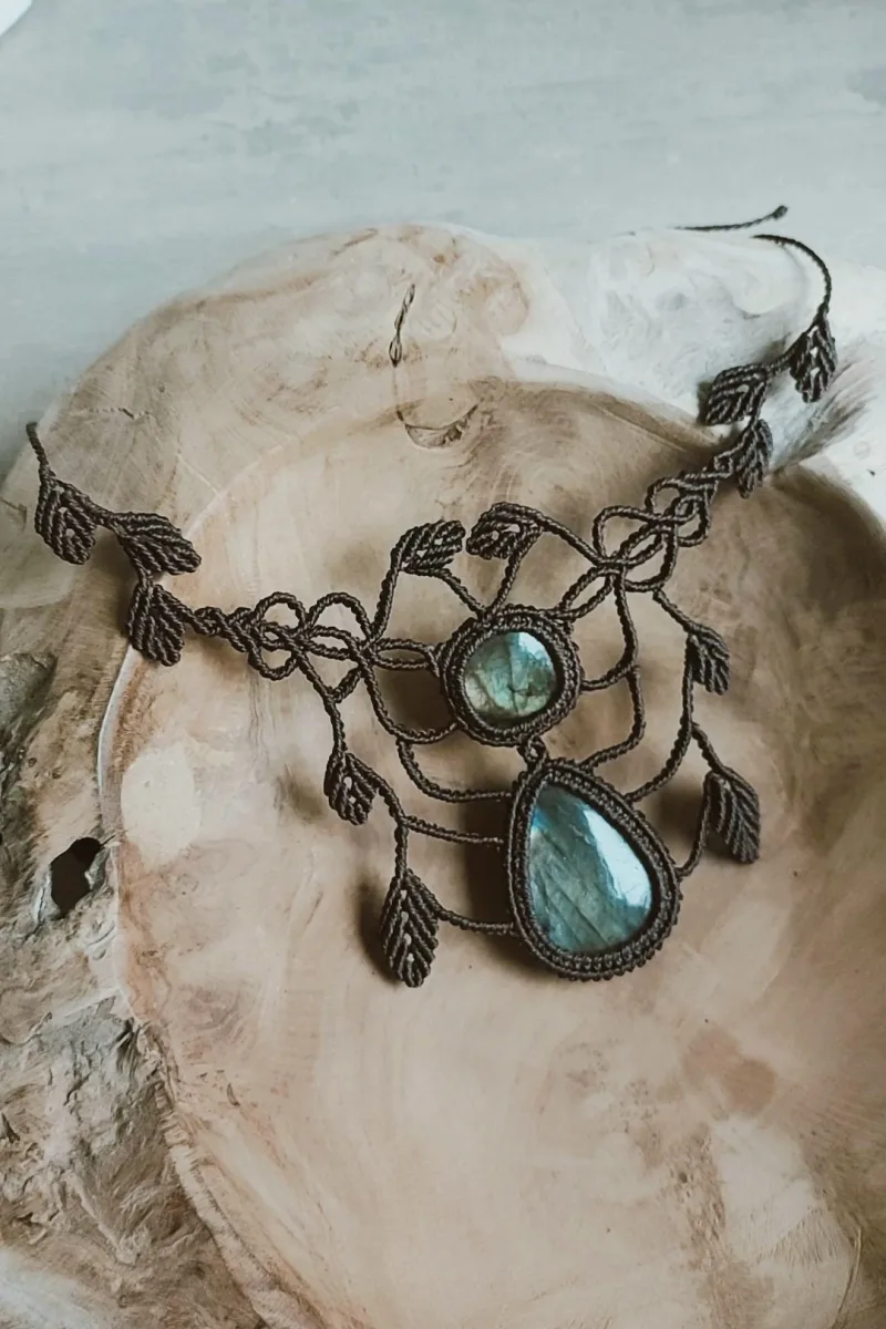 Macrame kaklo papuošalas